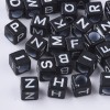 Abalorios negros con letras blancas. Tamaño 6 mm