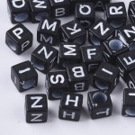 Abalorios negros con letras blancas. Tamaño 6 mm