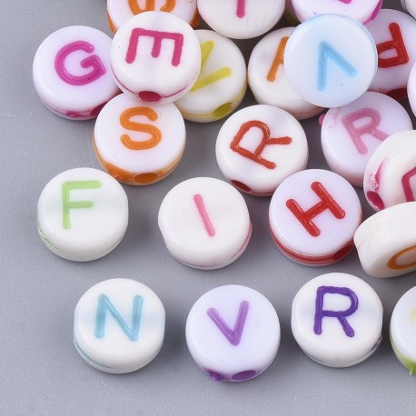 Abalorios de blancos con letras de colores. Tamaño 7x3 mm