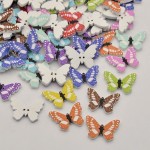 Botones de madera de mariposas de colores
